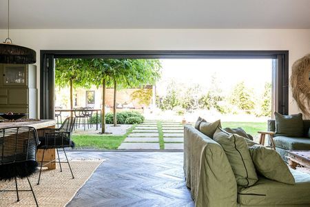 CETTE BELLE VILLA AVEC GRANDE PIÈCE DE VIE OUVRANT SUR LA PISCINE EST À VENDRE A LA TESTE