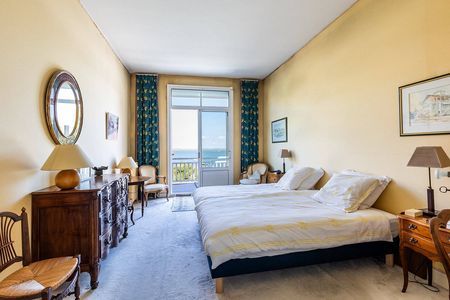 VILLA AVEC NOMBREUSES CHAMBRES SITUÉE EN PREMIÈRE LIGNE ARCACHON