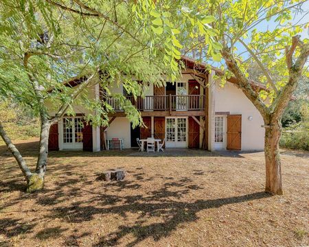 VILLA TRADITIONNELLE SUR BELLE PARCELLE BOISÉE A VENDRE CENTRE MOULLEAU