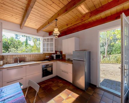 VILLA TRADITIONNELLE AVEC CUISINE SÉJOUR ET 5 CHAMBRES A VENDRE CENTRE MOULLEAU