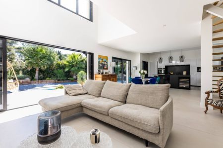 LUMINEUSE VILLA CONTEMPORAINE TOUT CONFORT PRESTATIONS HAUT DE GAMME A VENDRE QUARTIER DES ABATILLES AU CALME ARCACHON