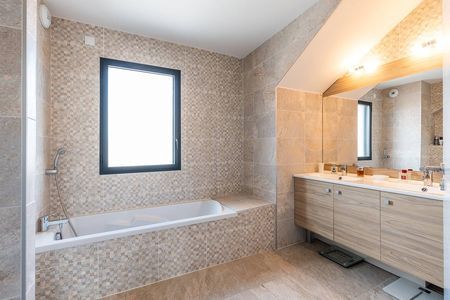 APPARTEMENT NEUF DERNIER ÉTAGE SALLE DE BAINS COMPLÈTE CENTRE VILLE D'ÉTÉ ARCACHON