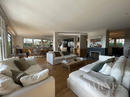 VILLA DE STYLE FERRET CAPIEN A VENDRE AU CENRE DU VILLAGE DU CAP FERRET