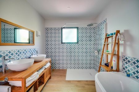 BELLE VILLA DE PLAIN PIED AVEC PISCINE A VENDRE LE CANON VALLONS DU FERRET