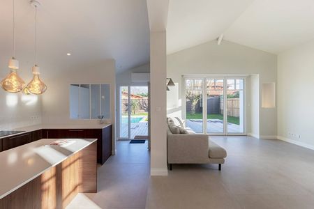 VILLA DE CHARME ENTIÈREMENT RÉNOVÉE EN 2022 4 CHAMBRES PISCINE JARDIN A VENDRE LA HUME PROCHE GARE ET PORT 33470