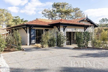 VILLA NEUVE AVEC LUMINEUSE PIÈCE DE VIE A VENDRE A QUELQUES METRES DES PLAGES DU CAP FERRET