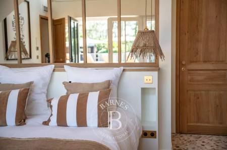VILLA D’EXCEPTION AVEC PISCINE ET GRAND JARDIN DANS LE TRIANGLE D’OR, CAP FERRET