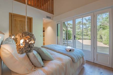VILLA D’EXCEPTION AVEC PISCINE ET GRAND JARDIN DANS LE TRIANGLE D’OR DU CAP FERRET