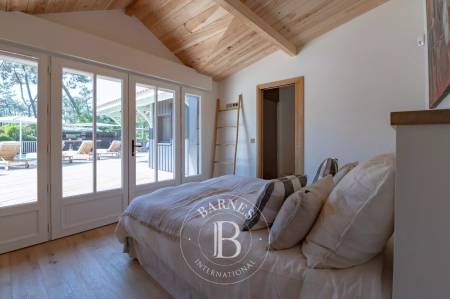 VILLA D’EXCEPTION AVEC PISCINE ET GRAND JARDIN DANS LE TRIANGLE D’OR, CAP FERRET