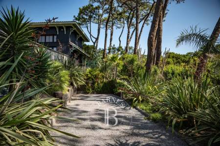 VILLA D’EXCEPTION AVEC PISCINE ET GRAND JARDIN DANS LE TRIANGLE D’OR, CAP FERRET