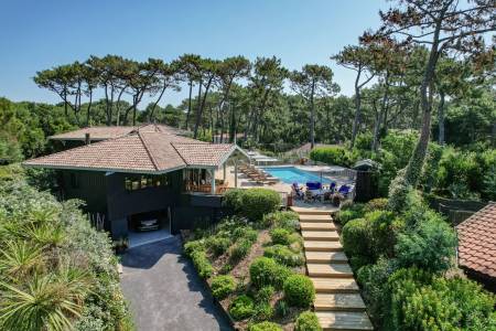 VILLA D’EXCEPTION AVEC PISCINE ET GRAND JARDIN DANS LE TRIANGLE D’OR DU CAP FERRET