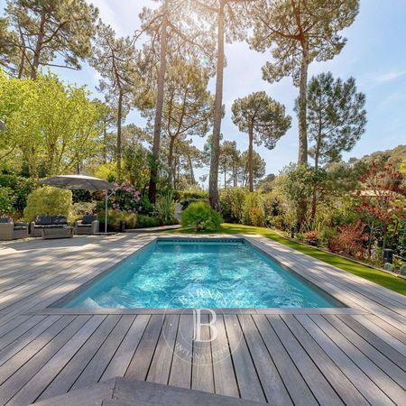 VILLA AVEC BELLE PISCINE A VENDRE PYLA SUR MER