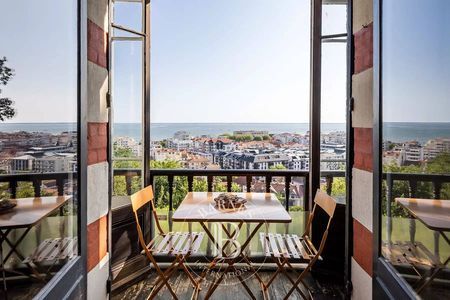 VUE DOMINANTE SUR LE BASSIN DEPUIS CET APPARTEMENT EN VENTE EN VILLE D'HIVER