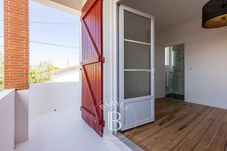 A VENDRE JOLIE VILLA ENTIÈREMENT RÉNOVÉE AVEC BALCON ET JARDIN AIGUILLON ARCACHON