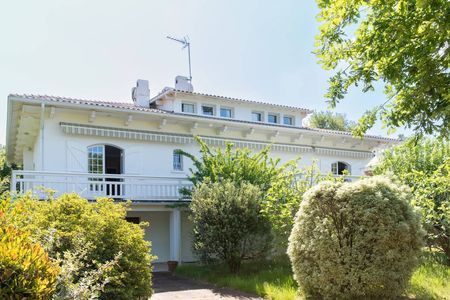 GRANDE VILLA FAMILIALE AVEC TERRAIN PISCINABLE A VENDRE PALE A PIEDS PYLA SUR MER