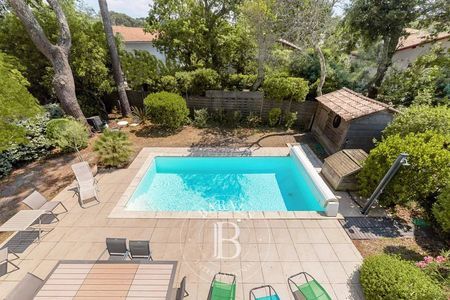 A VENDRE VILLA AVEC JOLI JARDIN ET PISCINE LES ABATILLES ARCACHON