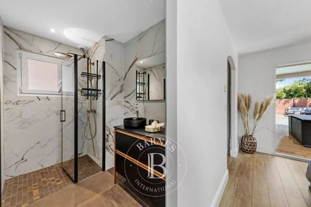 VILLA AVEC SUITE PARENTALE A VENDRE GUJAN