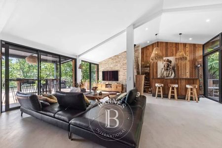 VILLA ENTIÈREMENT RÉNOVEE AVEC BELLE PIÈCE DE VIE OUVRANT SUR VASTE TERRASSE PYLA SUR MER