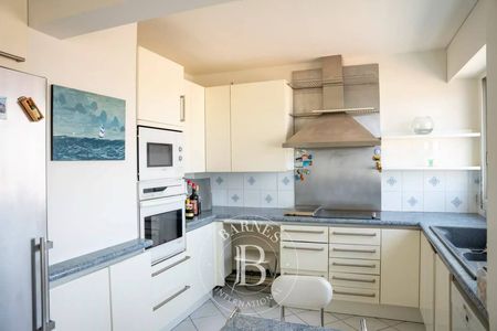 GRAND APPARTEMENT AVEC CUISINE SÉPARÉE A VENDRE CENTRE ARCACHON