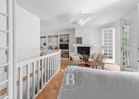 LUMINEUSE VILLA A VENDRE SUR VASTE PARCELLE AU PYLA