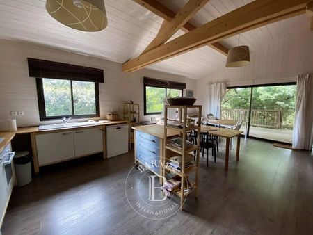 VILLA EN BOIS POSSIBILITÉ D'AGRANDIR GRAND TERRAIN AU CENTRE DU CAP FERRET
