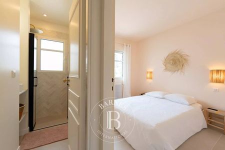 VILLA 6 CHAMBRES 6 SALLES D'EAU A VENDRE A PEREIRE ARCACHON