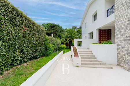 VASTE VILLA DE CINQ PIECES A VENDRE PLAGE PEREIRE ARCACHON