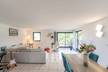 A VENDRE LUMINEUX APPARTEMENT TERRASSE PROCHE PEREIRE ARCACHON