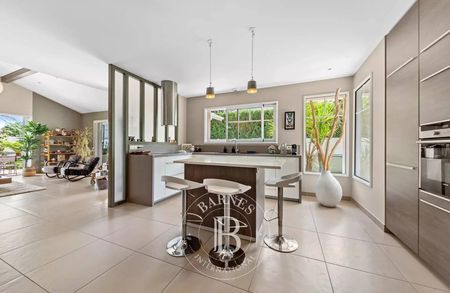VILLA CONTEMPORAINE SITUEE AU CALME PISCINE GARAGE BELLES PRESTATIONS LA HUME