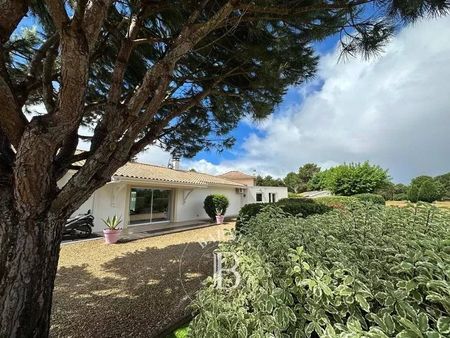 VILLA PLAIN PIED AVEC COULOIR DE NAGE SUR LE GOLF DE LANTON