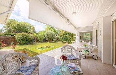 VILLA AVEC TERRASSE ET JARDIN A VENDRE CENTRE MOULLEAU