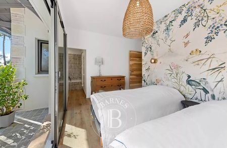 VILLA DE 5 CHAMBRES AVEC SALLE DE BAINS A VENDRE QUARTIER ARBORÉ DES ABATILLES ARCACHON