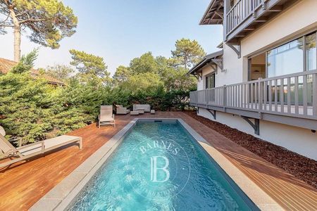 JOLIE VILLA AVEC PISCINE CHAUFFEE A VENDRE DANS LE QUARTIER DES ABATILLES ARCACHON