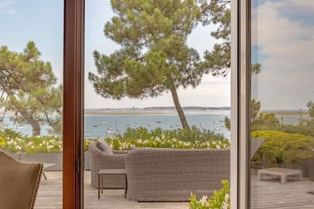 VILLA AVEC VUE PANORAMIQUE SUR LE BASSIN AU CANON