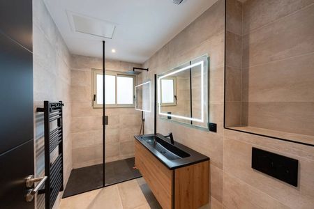 Villa contemporaine entièrement rénovée avec piscine