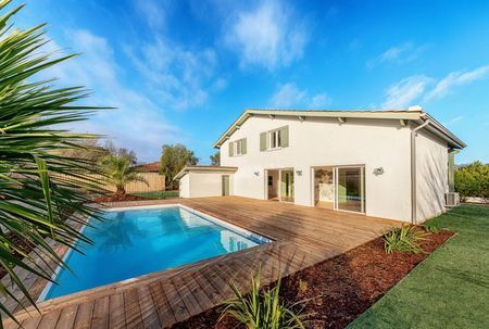 MAGNIFIQUE VILLA BASCO-LANDAISE AVEC PISCINE SITUÉE DANS LE CENTRE DE LA TESTE-DE-BUCH