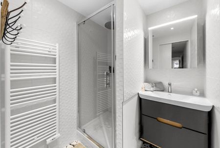 APPARTEMENT AU DERNIER ÉTAGE, AVEC VUE PANORAMIQUE SUR LE BASSIN