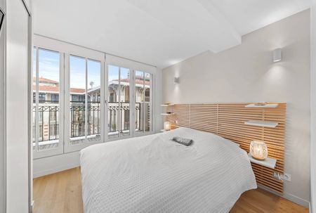 APPARTEMENT AU DERNIER ÉTAGE, AVEC VUE PANORAMIQUE SUR LE BASSIN
