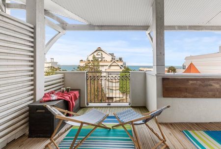APPARTEMENT AU DERNIER ÉTAGE, AVEC VUE PANORAMIQUE SUR LE BASSIN