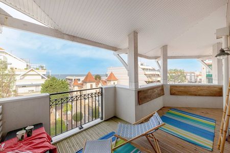 APPARTEMENT AU DERNIER ÉTAGE, AVEC VUE PANORAMIQUE SUR LE BASSIN