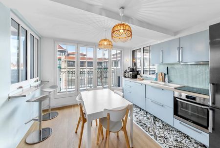 APPARTEMENT AU DERNIER ÉTAGE, AVEC VUE PANORAMIQUE SUR LE BASSIN