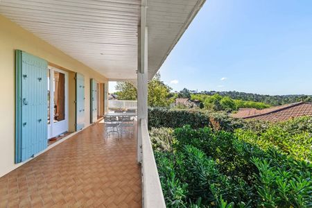 PROPRIÉTÉ FAMILIALE D’EXCEPTION EN VENTE AVEC VUE PANORAMIQUE SUR LE BASSIN D'ARCACHON, AU PYLA-SUR-MER