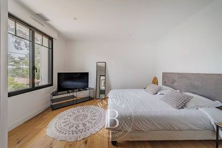 EXCLUSIVITÉ - MAGNIFIQUE VILLA RÉNOVÉE, 8 PIÈCES ET PISCINE AU PYLA-SUR-MER