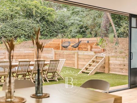 EXCLUSIVITÉ - MAGNIFIQUE VILLA RÉNOVÉE, 8 PIÈCES ET PISCINE AU PYLA-SUR-MER