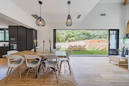 EXCLUSIVITÉ - MAGNIFIQUE VILLA RÉNOVÉE, 8 PIÈCES ET PISCINE AU PYLA-SUR-MER