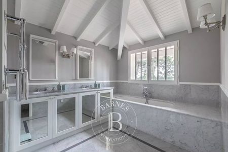 A VENDRE VILLA FERRET CPAIENNE 4 CHAMBRES AVEC SALLE DE BAINS