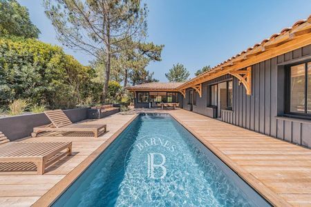 salon lumineux avec cuisine ouverte et îlot central Cap Ferret