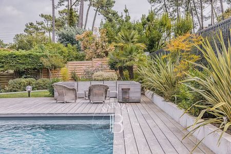 VILLA AVEC PISCINE AU CALME A VENDRE PYLA SUR MER