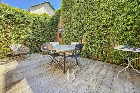 MAISON DE VILLE AVEC TERRASSE ET JARDIN À VENDRE ARCACHON CENTRE