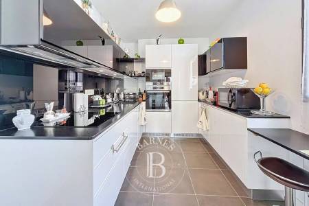 APPARTEMENT DE STANDING DE 132 M² AVEC BALCONS ET PARKING EN CENTRE-VILLE D’ARCACHON